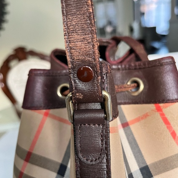 Burberry’s Authentic & Vtg Novacheck fabric Drawstring Bucket bag Leather lined - Picture 10 of 16